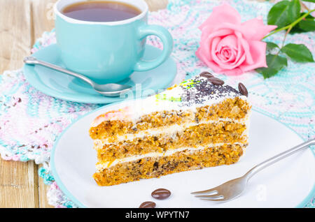 Stück Karotte Schwamm Kuchen mit Sahne Stockfoto