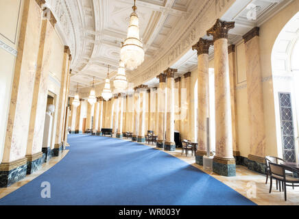 Stuttgart, Deutschland. 09 Juli, 2019. Staatsoper Stuttgart: Blick ins Foyer. Eine größere Bühne? Oder Sie können ein ganz neues Gebäude? Nur wenige hundert Meter entfernt vom Mammoth Baustelle Stuttgart 21, die Oper ist renoviert worden zu sein. (Dpa: 'Stuttgart entscheidet über Opera Bau') Quelle: Bernd Weißbrod/dpa/Alamy leben Nachrichten Stockfoto