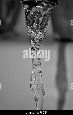 Wasser fließt aus einem Wasserhahn Stockfoto