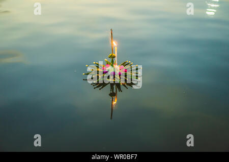 Loy Krathong Festival, die Menschen kaufen Blumen und Kerzen Licht auf Wasser schwimmen die Loy Krathong Festival in Thailand zu feiern. Stockfoto