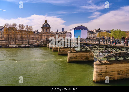 Paris Frankreich City Skyline bei Pont des Arts Brücke und Fluss Stockfoto
