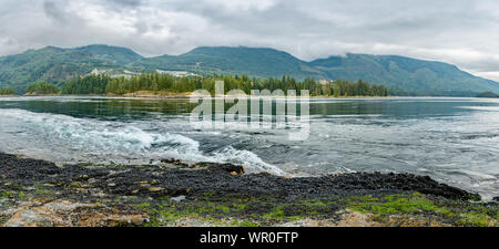 Turbulent, schnelle und gefährliche Gezeiten rapids bei Flut, Roland, Skookumchuck Narrows, British Columbia, Kanada. Stockfoto