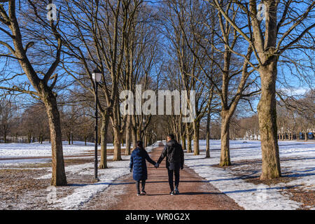 Liebe Paar Hand in Hand auf dem Weg weg in Winterlandschaft mit Schnee und trockenen Baum Stockfoto