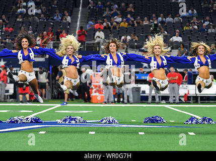 29.August 2019: Die Dallas Cowboys Cheerleaders während ein NFL preseason Spiel zwischen der Tampa Bay Buccaneers und die Dallas Cowboys bei AT&T Stadium in Arlington, TX Tampa Bay besiegt Dallas 17-15 Albert Pena/CSM durchführen Stockfoto