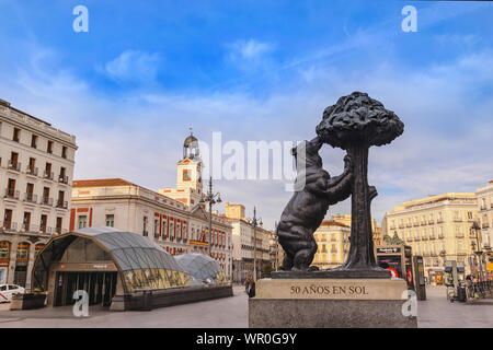 Madrid, Spanien - 14 April, 2019: Spanien Madrid Skyline der Stadt an der Puerta del Sol mit Statue des Bären und die Erdbeere Baum Stockfoto