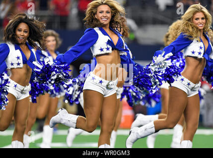 29.August 2019: Die Dallas Cowboys Cheerleaders während ein NFL preseason Spiel zwischen der Tampa Bay Buccaneers und die Dallas Cowboys bei AT&T Stadium in Arlington, TX Tampa Bay besiegt Dallas 17-15 Albert Pena/CSM durchführen Stockfoto