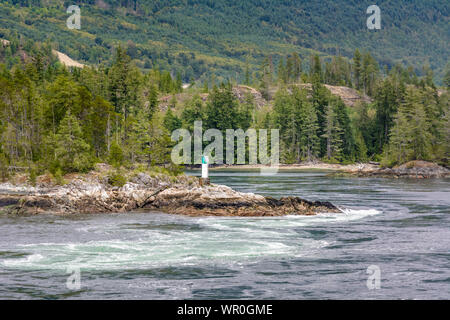 Turbulent, schnelle und gefährliche Gezeiten rapids bei Flut, North Point, Skookumchuck Narrows, British Columbia, Kanada. Stockfoto