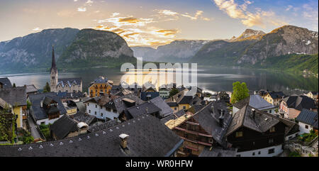 Hallstatt, Österreich, sunrise panorama Natur Landschaft von Hallstatt Dorf mit Blick auf den See und die Berge Stockfoto