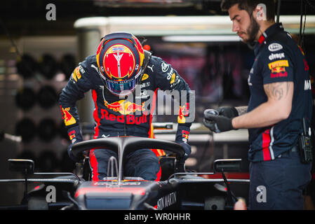 Monza, Italien. 07 Sep, 2019. Red Bull Racing Thai Fahrer Alexander Albon im Fahrerlager der F1 Grand Prix von Italien auf dem Autodromo Nazionale di Monza. Credit: SOPA Images Limited/Alamy leben Nachrichten Stockfoto