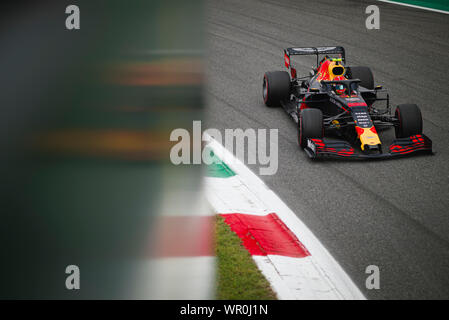 Monza, Italien. 07 Sep, 2019. Red Bull Racing Thai Fahrer Alexander Albon konkurriert im dritten Training der F1 Grand Prix von Italien auf dem Autodromo Nazionale di Monza. Credit: SOPA Images Limited/Alamy leben Nachrichten Stockfoto