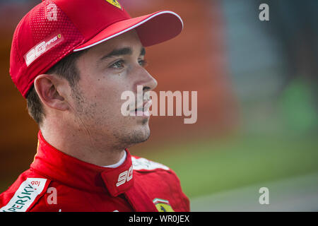 Monza, Italien. 07 Sep, 2019. Die Scuderia Ferrari die monegassischen Treiber Charles Leclerc nach dem Qualifying des F1 Grand Prix von Italien auf dem Autodromo Nazionale di Monza. Credit: SOPA Images Limited/Alamy leben Nachrichten Stockfoto