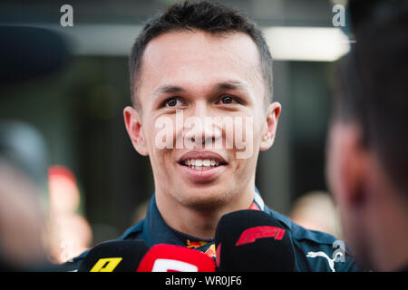 Monza, Italien. 07 Sep, 2019. Red Bull Racing Thai Fahrer Alexander Albon zu den Medien nach dem Qualifying des F1 Grand Prix von Italien auf dem Autodromo Nazionale di Monza spricht. Credit: SOPA Images Limited/Alamy leben Nachrichten Stockfoto