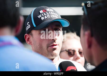 Monza, Italien. 07 Sep, 2019. ROKiT Williams Racing polnischen Fahrer Robert Kubica spricht mit den Medien nach dem Qualifying des F1 Grand Prix von Italien auf dem Autodromo Nazionale di Monza. Credit: SOPA Images Limited/Alamy leben Nachrichten Stockfoto