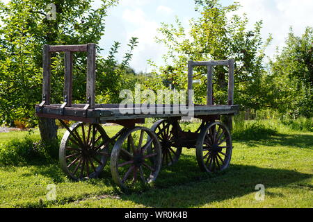 Alten hölzernen Wagen steht in einem großen Garten Ornament an der kleinen Farm außerhalb von Fond du Lac, Wisconsin Stockfoto