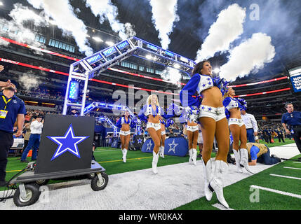 29.August 2019: Die Dallas Cowboys Cheerleaders während ein NFL preseason Spiel zwischen der Tampa Bay Buccaneers und die Dallas Cowboys bei AT&T Stadium in Arlington, TX Tampa Bay besiegt Dallas 17-15 Albert Pena/CSM durchführen Stockfoto