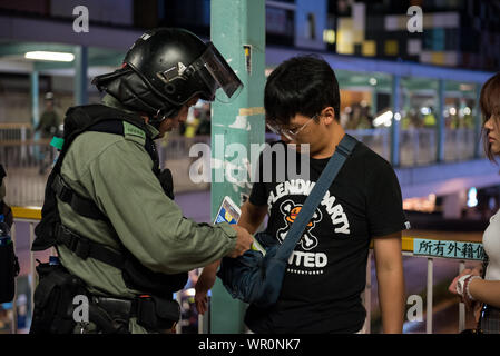 Hongkong, China. 08 Sep, 2019. Die Polizei sucht der Mann auf einer Fußgängerbrücke in der Nähe von Prince Edward Station während der Demonstration. Demonstranten wieder besetzten Straßen in der Nähe von Prince Edward Station in Reaktion auf die Polizei stürmt die Station der vorherigen Woche. Die Demonstranten haben den MTR Corporation zu verlangen CCTV-Aufnahmen von dem Vorfall zu lösen und sind wieder auf dem Bahnhof fast jede Nacht zu protestieren seit. Die Polizei feuerte mehrere Sitzsack Runden vor Durchführung einer Streuung Betrieb und macht mehrere Festnahmen. Credit: SOPA Images Limited/Alamy leben Nachrichten Stockfoto