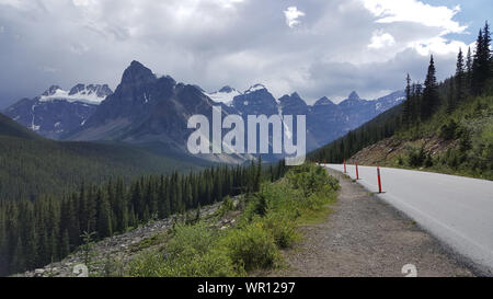Der Weg zu den zehn Gipfeln in den kanadischen Rockies Stockfoto