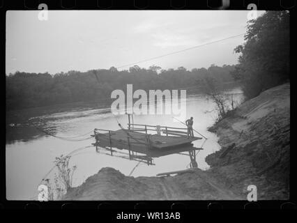 Alte Kabel Fähre zwischen Camden und Gees Schlaufe, Alabama, von Marion Post Wolcott für die Farm Security Administration.; Stockfoto