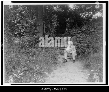 Mark Twain, full-length Portrait, nach links, sitzt auf Schritt, Draußen, holding Zigarre] / T.E. Morr Stockfoto