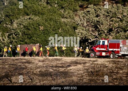 Santa Barbara, Kalifornien, USA. 9 Sep, 2019. Santa Barbara Feuermannschaften kämpfen Bürste Feuer in der Nähe von Highway 101 und 246 Credit: Amy Katz/ZUMA Draht/Alamy leben Nachrichten Stockfoto