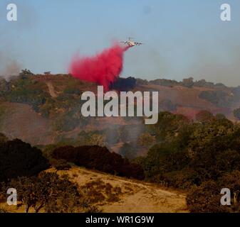 Santa Barbara, Kalifornien, USA. 9 Sep, 2019. Santa Barbara Feuermannschaften kämpfen Bürste Feuer in der Nähe von Highway 101 und 246 Credit: Amy Katz/ZUMA Draht/Alamy leben Nachrichten Stockfoto