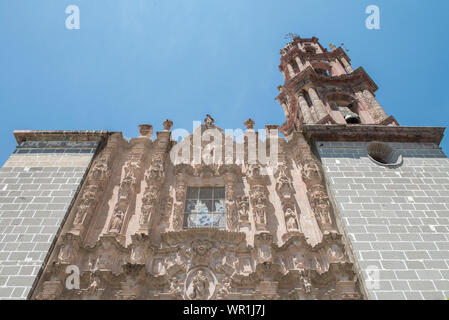 San Miguel de Allende Kirche im Bundesstaat Guanajuato am Hauptplatz an einem sonnigen Tag. MEXIKO Orte zu besuchen Konzept Stockfoto