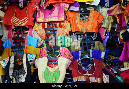 Ein choli (Saree Bluse) Shop in Pune, Maharashtra, Indien. Stockfoto