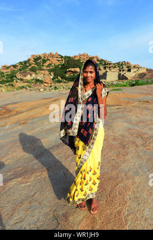 Ein Lächeln der indischen Frau in Hampi. Stockfoto