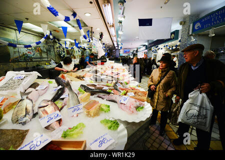 Frischer Fisch und Meeresfrüchte im Mercado de La Bretxa in San Sebastian, Spanien. Stockfoto