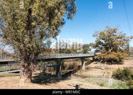 Fußgängerbrücke über den Peel River im Winter, Tamworth Australien. Stockfoto