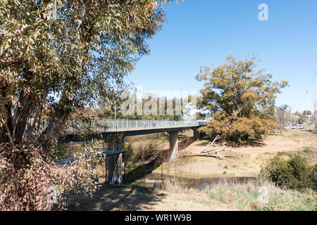 Fußgängerbrücke über den Peel River im Winter, Tamworth Australien. Stockfoto