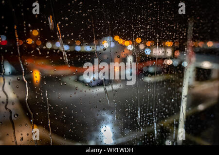 Regentropfen auf ein Fensterglas Stockfoto