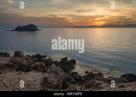 Sonnenaufgang in EL SALTITO STRAND, Infornt von Cerralvo Insel, La Paz Baja California Sur, Meer von Cortes. Mexiko Stockfoto