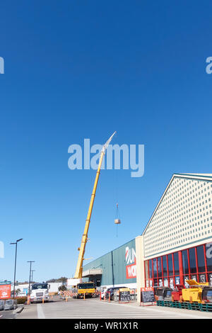 Hohe Kran waren über das Dach des Bunnings Hardware Store in Tamworth Australien. Stockfoto