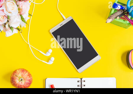 Mockup Blank Screen Handy. Flach gelb Hintergrund office home Arbeitsbereich. Stockfoto
