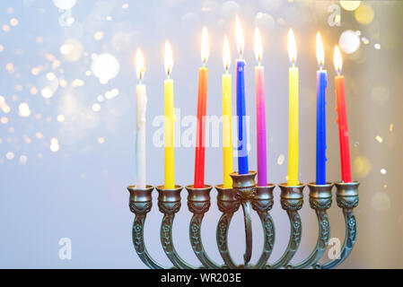 Close Up Chanukah menorah chanukiah. Jüdische Feiertag Hanukkah Menorah und bunten Hintergrund mit brennenden Kerzen. Stockfoto