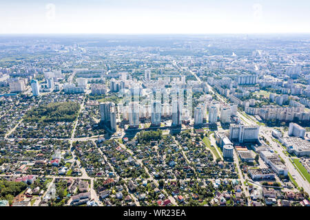 Luftaufnahmen von einem Wohngebiet in Minsk, Belarus. Wohngegend von drone Ansicht Stockfoto