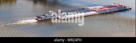 Ein Schubschiff drückt eine große Barge bis den Ohio River im Sommer, Pittsburgh, Pennsylvania, USA Stockfoto