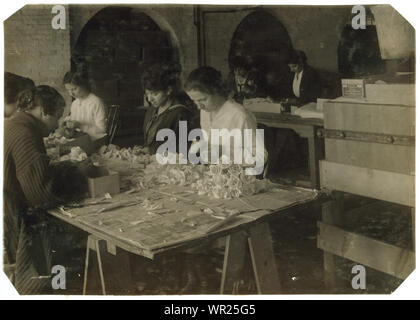 Maria Diamant, 15 Jahre alt (rechts in der Abbildung), Rosen an die Boston Floral Supply Co., 347-357 Cambridge Street. Sagte die einzige Blume Werk in Massachusetts. Macht 600 Rosen am Tag. Rose Rabotnick, 14 Jahre alt (auf Maria's rechts), Curling Blütenblätter. Beatrice Sicco, 15 Jahre alt (linke Seite der Abbildung) Curling. Abstract: Fotografien aus den Aufzeichnungen des Nationalen Kinderarbeit Committee (USA) Stockfoto