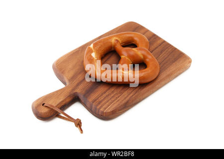 Brezel deutsche Brot auf Holz Platte closeup auf weißem Hintergrund Stockfoto