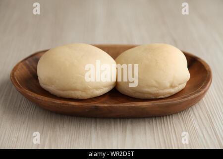 Gebackenes Weißbrot auf Holz Platte closeup auf Tabelle isoliert Stockfoto