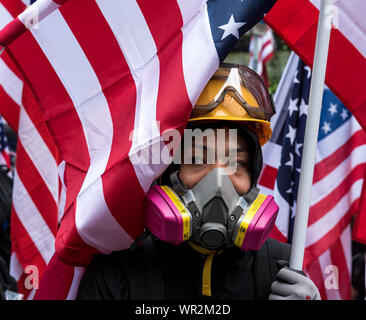 Hongkong, China. 08 Sep, 2019. Eine Demonstrantin trägt eine amerikanische Flagge durch die US-Generalkonsulat Ämter während der Demonstration. Tausende von Demonstranten auf das US-Generalkonsulat in Unterstützung der Hong Kong Menschenrecht Handlungen marschierten. Die Demonstranten schwenkten amerikanische Fahnen, verschiedene Plakate ausgestellt und riefen Parolen, die die US-Beteiligung. Gewalt schließlich brach aus, als die Demonstranten bestimmten MTR Station Eingänge mutwillig zerstört, während die Polizei später ein zersteuung Operation durchgeführt. Credit: SOPA Images Limited/Alamy leben Nachrichten Stockfoto