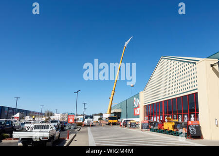 Hohe Kran waren über das Dach des Bunnings Hardware Store in Tamworth Australien. Stockfoto