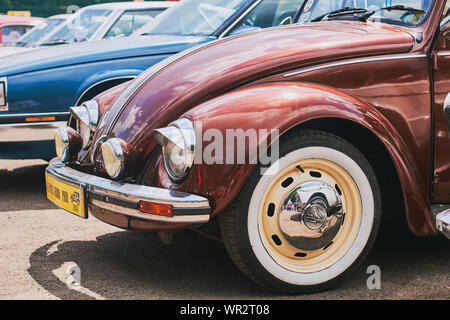 Der vordere Teil der alten Vintage Brown Volkswagen Käfer oder VW Typ 1 Stockfoto