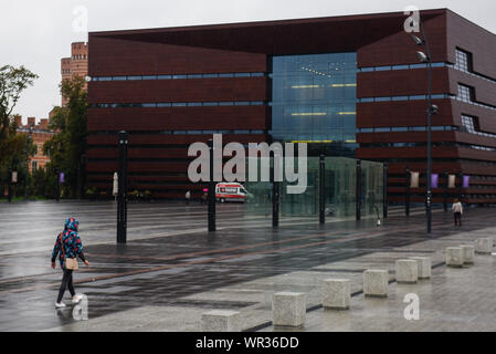 Wroclaw, Polen. 07 Sep, 2019. Eine Frau geht durch die Nationalen Forum für Musik der NFM. Breslau ist die viertgrößte Stadt in Polen und die grösste Stadt in der Region von Schlesien. Breslau Breslau oder in deutscher Sprache verbrachte mehr als 200 Jahre unter deutscher Herrschaft, aber nach dem Zweiten Weltkrieg der Region unter polnische Behörde durch das Potsdamer Abkommen unter territorialen Veränderungen von der Sowjetunion gefordert wurde. Credit: SOPA Images Limited/Alamy leben Nachrichten Stockfoto