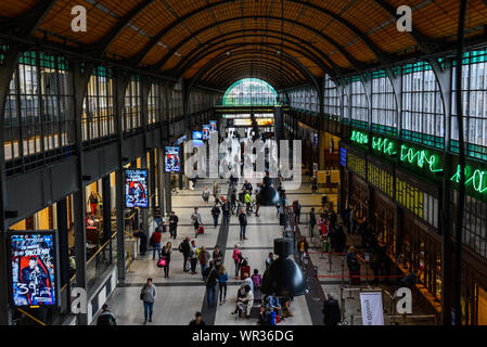 Wroclaw, Polen. 07 Sep, 2019. Die Passagiere Weg innerhalb der Breslauer Bahnhof. Breslau ist die viertgrößte Stadt in Polen und die grösste Stadt in der Region von Schlesien. Breslau Breslau oder in deutscher Sprache verbrachte mehr als 200 Jahre unter deutscher Herrschaft, aber nach dem Zweiten Weltkrieg der Region unter polnische Behörde durch das Potsdamer Abkommen unter territorialen Veränderungen von der Sowjetunion gefordert wurde. Credit: SOPA Images Limited/Alamy leben Nachrichten Stockfoto