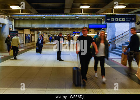 Wroclaw, Polen. 07 Sep, 2019. Passagiere zu Fuß durch den Tunnel für die Bahnsteige im Bahnhof Breslau Breslau ist die viertgrößte Stadt in Polen und die grösste Stadt in der Region von Schlesien. Breslau Breslau oder in deutscher Sprache verbrachte mehr als 200 Jahre unter deutscher Herrschaft, aber nach dem Zweiten Weltkrieg der Region unter polnische Behörde durch das Potsdamer Abkommen unter territorialen Veränderungen von der Sowjetunion gefordert wurde. Credit: SOPA Images Limited/Alamy leben Nachrichten Stockfoto
