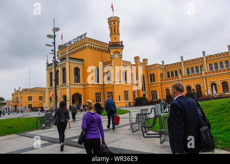 Wroclaw, Polen. 07 Sep, 2019. Menschen gehen in Richtung der Breslauer Bahnhof. Breslau ist die viertgrößte Stadt in Polen und die grösste Stadt in der Region von Schlesien. Breslau Breslau oder in deutscher Sprache verbrachte mehr als 200 Jahre unter deutscher Herrschaft, aber nach dem Zweiten Weltkrieg der Region unter polnische Behörde durch das Potsdamer Abkommen unter territorialen Veränderungen von der Sowjetunion gefordert wurde. Credit: SOPA Images Limited/Alamy leben Nachrichten Stockfoto