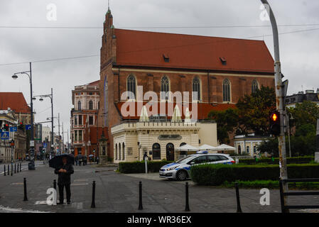 Wroclaw, Polen. 07 Sep, 2019. Ein Mann hält einen Regenschirm als Sturm auf die Altstadt kommt. Breslau ist die viertgrößte Stadt in Polen und die grösste Stadt in der Region von Schlesien. Breslau Breslau oder in deutscher Sprache verbrachte mehr als 200 Jahre unter deutscher Herrschaft, aber nach dem Zweiten Weltkrieg der Region unter polnische Behörde durch das Potsdamer Abkommen unter territorialen Veränderungen von der Sowjetunion gefordert wurde. Credit: SOPA Images Limited/Alamy leben Nachrichten Stockfoto