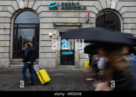 Wroclaw, Polen. 07 Sep, 2019. Menschen gehen durch Credit Agricole Bank. Breslau ist die viertgrößte Stadt in Polen und die grösste Stadt in der Region von Schlesien. Breslau Breslau oder in deutscher Sprache verbrachte mehr als 200 Jahre unter deutscher Herrschaft, aber nach dem Zweiten Weltkrieg der Region unter polnische Behörde durch das Potsdamer Abkommen unter territorialen Veränderungen von der Sowjetunion gefordert wurde. Credit: SOPA Images Limited/Alamy leben Nachrichten Stockfoto